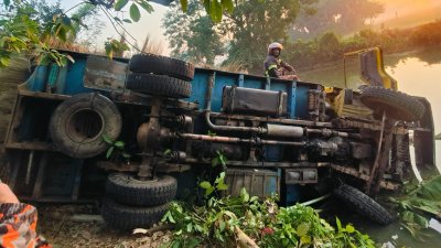 উল্টে যাওয়া ট্রাক