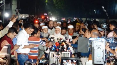 সাংবাদিকদের সঙ্গে কথা বলছেন জামায়াতে ইসলামীর আমির ডা. শফিকুর রহমান