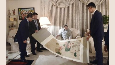 খালেদা জিয়ার সঙ্গসাক্ষাতে চীনের রাষ্ট্রদূত এবং অন্য অতিথিরা