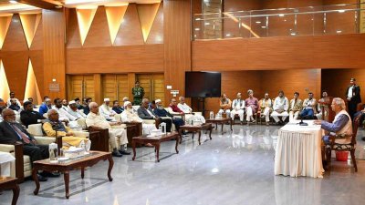 জাতীয় ঐক্যের ডাকে প্রধান উপদেষ্টার সঙ্গে বৈঠকে রাজনৈতিক দলগুলো