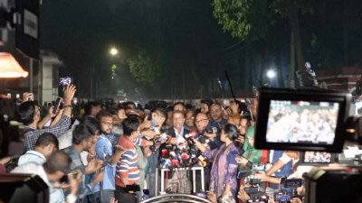 বক্তব্য দিচ্ছেন আইন উপদেষ্টা অধ্যাপক আসিফ নজরুল
