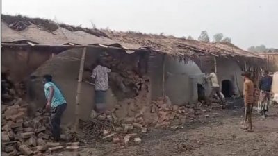 গাছের গুঁড়ি ও কাঠ পুড়িয়ে কয়লা তৈরির কারখানা গুঁড়িয়ে দিয়েছে উপজেলা প্রশাসন