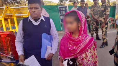 নিজ দেশে ফিরেছে মেয়েটি