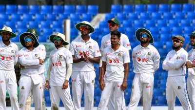তাইজুল পাঁচ উইকেট নিয়েছেন