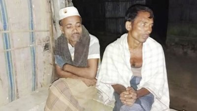 বাড়ি ফিরে আসা দুই কৃষক