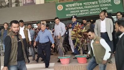 বেনাপোল চেকপোস্ট প্যাসেঞ্জার টার্মিনাল এবং ইমিগ্রেশন পরিদর্শন করেন উপদেষ্টা ব্রিগেডিয়ার জেনারেল (অব.) ড. এম সাখাওয়াত হোসেন