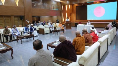 প্রধান উপদেষ্টা ড. মুহাম্মদ ইউনূস বিভিন্ন ধর্মীয় নেতাদের সঙ্গে বৈঠক করেছেন