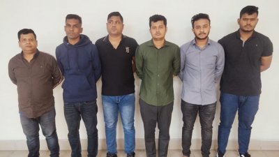 উত্তরায় অবৈধভাবে মজুত করে রাখা বিদেশি মদ ও বিয়ারসহ ছয়জনকে গ্রেফতার করেছে র‌্যাব