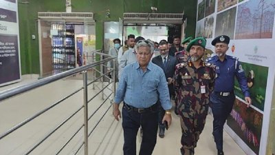 বেনাপোল কার্গো ইয়ার্ড ও ইমিগ্রেশন পরিদর্শন করে নৌ-পরিবহন উপদেষ্টা  এম সাখাওয়াত হোসেন