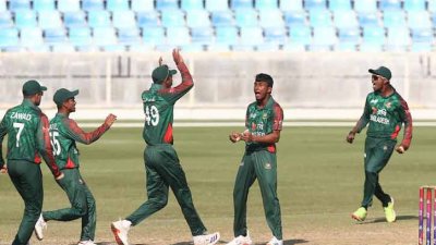 দারুণ বোলিংয়েই জয়ের ভিত গড়ে বাংলাদেশ