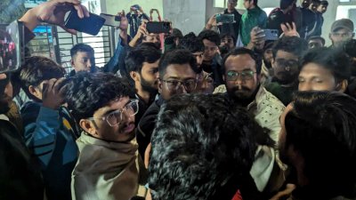 বিশ্ববিদ্যালয়ের মূল ফটকে পুলিশ সুপারকে বাধা দেন বৈষম্যবিরোধী ছাত্র আন্দোলনের একটি পক্ষ