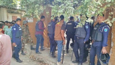 পুলিশ ও সেনাবাহিনী গিয়ে পরিস্থিতি নিয়ন্ত্রণে আনে