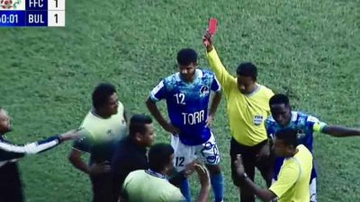 লাল কার্ড দেখান রেফারি