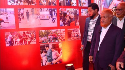 প্রদর্শনী ঘুরে দেখছেন শফিকুল ইসলাম মাসুদ