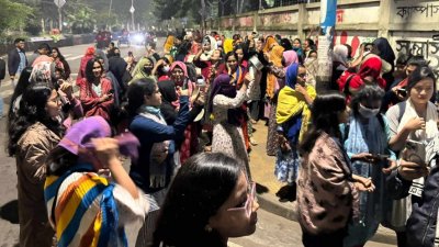 ক্যাম্পাসে শব্দদূষণের প্রতিবাদে রবিবার রাত পৌনে দশটার দিকে উপাচার্য বাংলোর সামনে শিক্ষার্থীদের অবস্থান