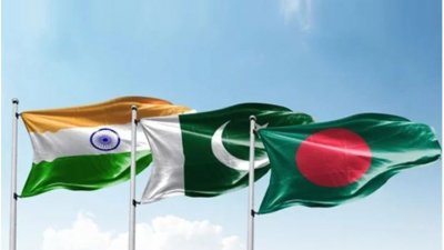 ভারত, পাকিস্তান ও বাংলাদেশের পতাকা।
