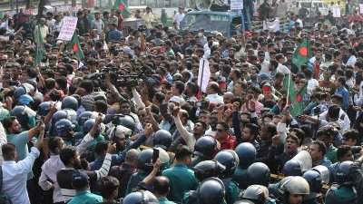 পদযাত্রা কর্মসূচি আটকে দিয়েছে পুলিশ। ছবি: নাসিরুল ইসলাম