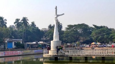 চাঁদপুর শহরের প্রাণকেন্দ্রে লেকের ওপর ভাসমান মুক্তি স্মৃতিসৌধ ‘অঙ্গীকার’ নির্মাণ করা হয়