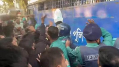 রবিবার সকালে গাজীপুর আদালত চত্বরে সাবেক ভারপ্রাপ্ত মেয়র আসাদুর রহমান কিরণের ওপর ডিম নিক্ষেপ