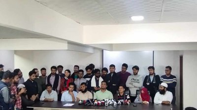 সংবাদ সম্মেলনে কথা বলছেন হাসনাত আব্দুল্লাহ