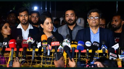 সন্ধ্যায় রাষ্ট্রীয় অতিথি ভবন যমুনার গেটে সাংবাদিকদের ব্রিফ করেন সৈয়দা রিজওয়ানা হাসান