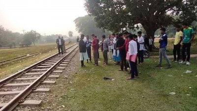 গাজীপুরের শ্রীপুরে এক বছর বয়সী শিশুসন্তানকে কোলে নিয়ে চলন্ত ট্রেনের নিচে ঝাঁপ দিয়েছেন মা