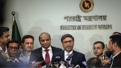 গণমাধ্যমের সঙ্গে কথা বলছেন ঢাকা সফররত ভারতের পররাষ্ট্র সচিব বিক্রম মিসরি। ছবি: মাহমুদ হোসেন অপু, ঢাকা ট্রিবিউন