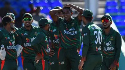 বোলাররা দারুণ শুরু করলেও ভুগেছে