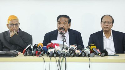 সংবাদ সম্মেলনে অন্যদের সঙ্গে হাফিজ উদ্দিন আহমেদ বীর বিক্রম