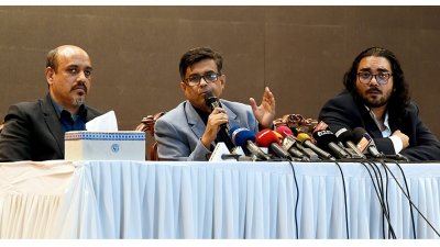 প্রেস ব্রিফিংয়ে কথা বলছেন প্রধান উপদেষ্টার প্রেস সচিব শফিকুল আলম