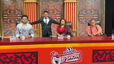 বিচারকদের সঙ্গে সঞ্চালক (দাঁড়ানো)