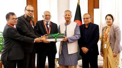 প্রফেসর মুহাম্মদ ইউনূসের কাছে প্রতিবেদন জমা দিচ্ছেন কমিটির সদস্যরা (ছবি: পিআইডি)