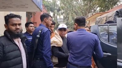 মাদারীপুর সদর মডেল থানায় কাজল কৃষ্ণ দের ছবি তোলেন সাংবাদিক