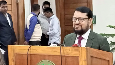 গণমাধ্যমের সঙ্গে কথা বলছেন নির্বাচন কমিশনের (ইসি) অতিরিক্ত সচিব কেএম আলী নেওয়াজ। ছবি: সংগৃহীত