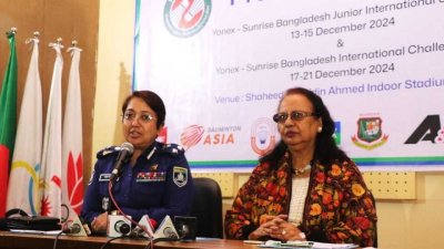সংবাদ সম্মেলনে কথা বলছেন  ফেডারেশনের ভারপ্রাপ্ত সভাপতি কামরুন নাহার ডানা।