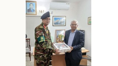 দাওয়াতপত্র গ্রহণ করেন বিএনপি’র জাতীয় স্থায়ী কমিটির সদস্য ডাক্তার এজেডএম জাহিদ হোসেন
