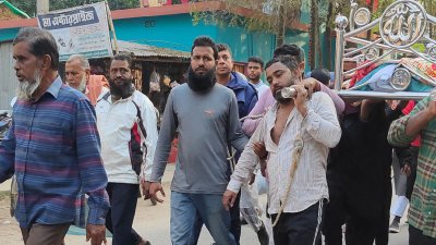 হাতকড়া পরা অবস্থায় মায়ের মরদেহ কাঁধে নিয়ে কবরস্থানে যান জাহাঙ্গীর