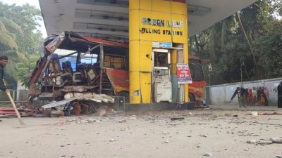 দুর্ঘটনায় তিন জন গুরুতর আহত হন