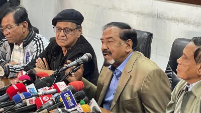 আলোচনা সভায় বক্তব্য রাখছেন মেজর (অব.) হাফিজ উদ্দিন আহমেদ