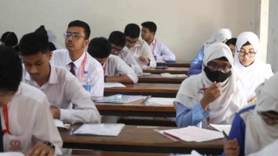 পরীক্ষা কেন্দ্রে পরীক্ষার্থীরা (ফাইল ফটো)