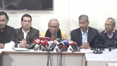 সভা শেষে সাংবাদিকদের ব্রিফ করছেন রুহুল কবির রিজভী
