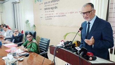 অনুষ্ঠানে বক্তব্য রাখছেন বস্ত্র ও পাট মন্ত্রণালয় এবং বাণিজ্য মন্ত্রণালয়ের উপদেষ্টা শেখ বশিরউদ্দীন