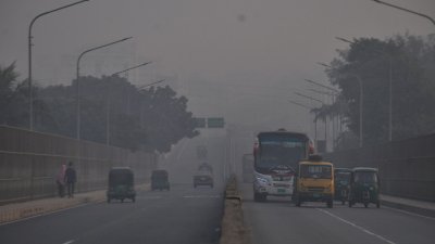 হিমেল হাওয়া ও ঘন কুয়াশার চাদরে ঢাকা পড়েছে রাজধানী। বৃহস্পতিবার সকালে পোস্তগোলা এলাকা। (ছবি: ফোকাস বাংলা)