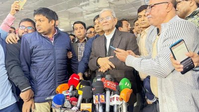 বিমানবন্দরে মির্জা ফখরুল ইসলাম আলমগীর