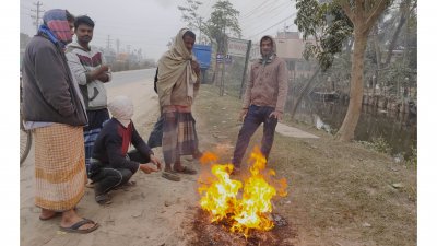 খড়কুটো দিয়ে আগুন জ্বালিয়ে শীত নিবারণের চেষ্টা