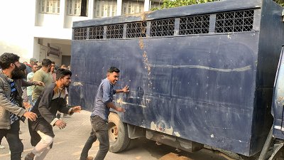 আসাদুজ্জামান আসাদ বহনকারী প্রিজনভ্যানে হামলা