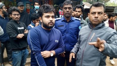 একজনকে ধরে পুলিশে দেওয়ার চিত্র