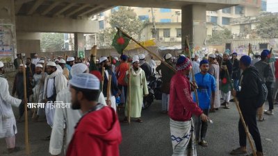 গাজীপুরের টঙ্গীর ইজতেমা মাঠে ভারতের মাওলানা সাদ কান্ধলভীর অনুসারীদের পাঁচ দিনের জোড় ইজতেমা ঠেকাতে ঢাকা-ময়মনসিংহ মহাসড়ক অবরোধ করে বিক্ষোভ করেছেন মাওলানা জুবায়ের অনুসারীরা