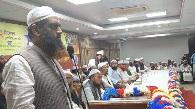 বক্তৃতা করছেন খেলাফত মজলিসের মহাসচিব মাওলানা মামুনুল হক