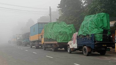 ফেরি বন্ধ থাকায় পণ্যবাহী ট্রাকের দীর্ঘ সারি